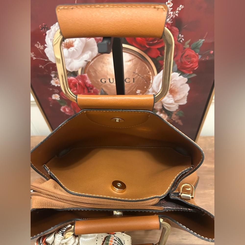 Elegant Tan Handbag with Chain Strap - Picture 6 of 9